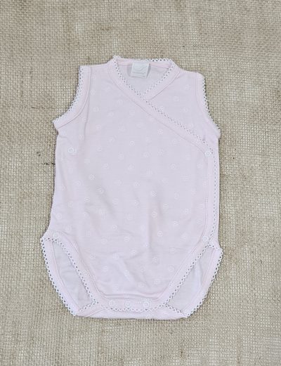 Body interior para bebé color rosa estampado pequeñas flores blancas. Marca Laranjhina