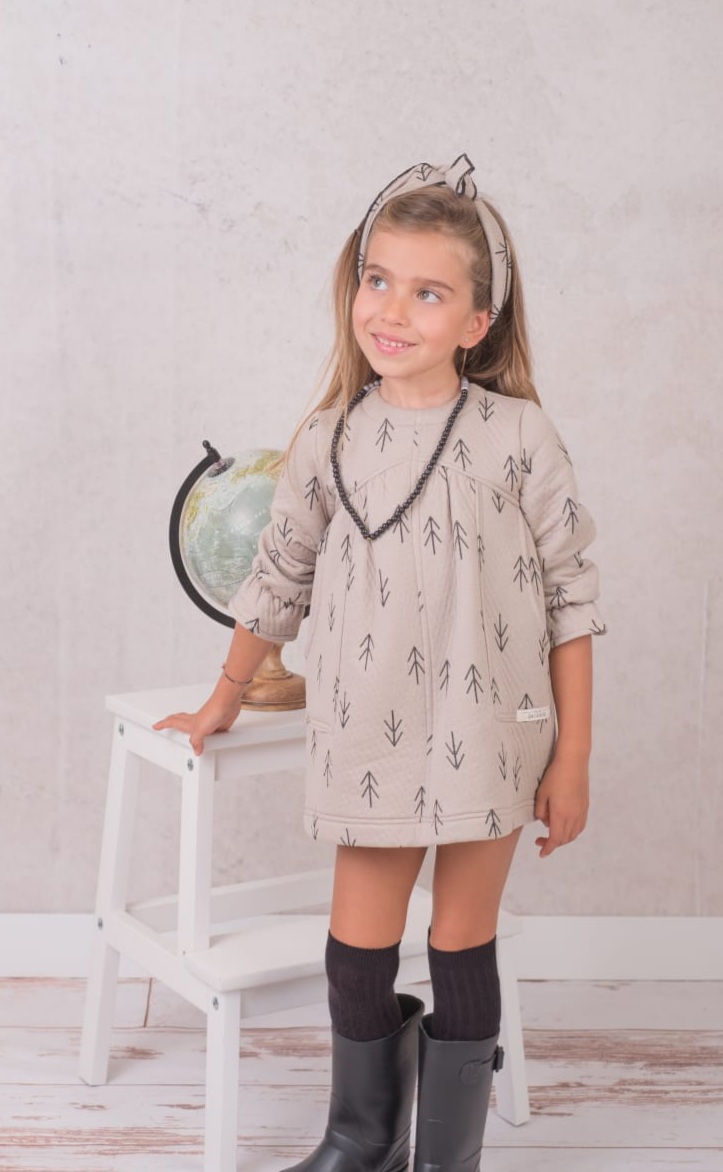 A Vestido niña flechas negras R190525 - Tienda moda infantil online | María  Corrales