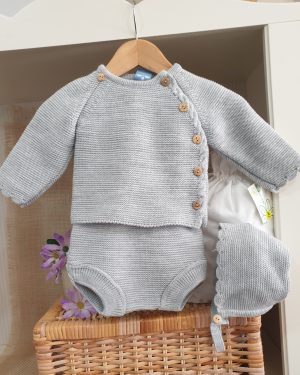 Conjunto punto para bebé color gris con capota