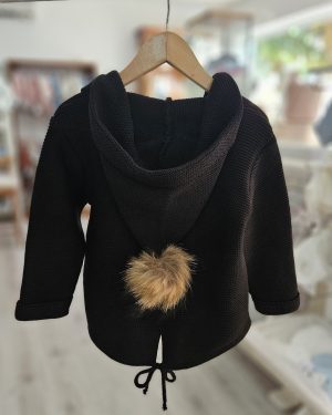 Chaqueta punto Sigar borlón pelo natural negra.
