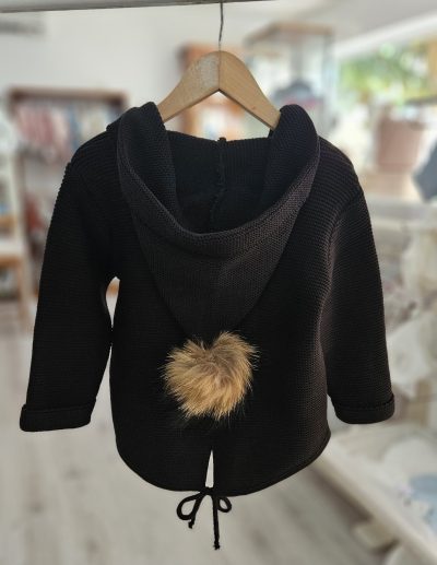 Chaqueta punto Sigar borlón pelo natural negra.