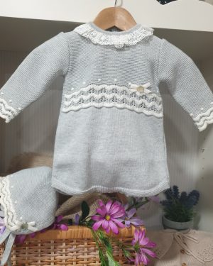 Pelele mas capota para bebé color gris claro y crudo.