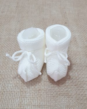 Patuco bebé punto color crudo, ideal para ceremonia