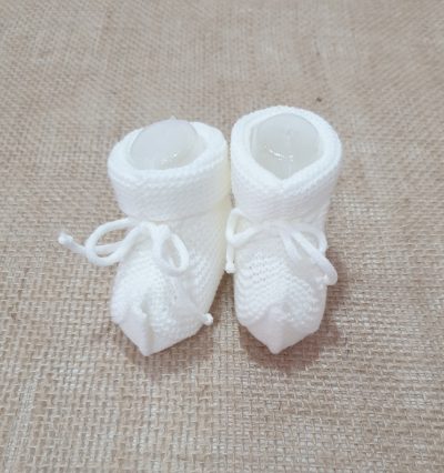 Patuco bebé punto color crudo, ideal para ceremonia