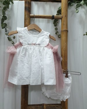 Jesusito para bebé tejido blanco perforado con bordado a mano flores al minuto y costilla de ratón. lazos tul rosa. Tartaleta