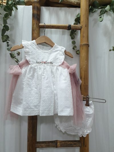 Jesusito para bebé tejido blanco perforado con bordado a mano flores al minuto y costilla de ratón. lazos tul rosa. Tartaleta