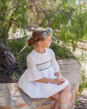Vestido para niña ceremonia plumeti blanco combinado con verde oliva. Coco acqua