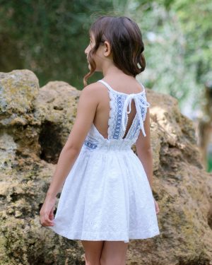 Vestido para niña color blanco tejido perforado espalda descubierta con adorno pasamaneria azulón. Nekenia