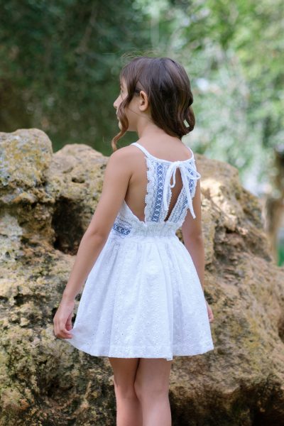 Vestido para niña color blanco tejido perforado espalda descubierta con adorno pasamaneria azulón. Nekenia