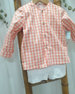 Conjunto de niño verano, dos piezas, pantalón blanco con camisa vichy coral a juego.