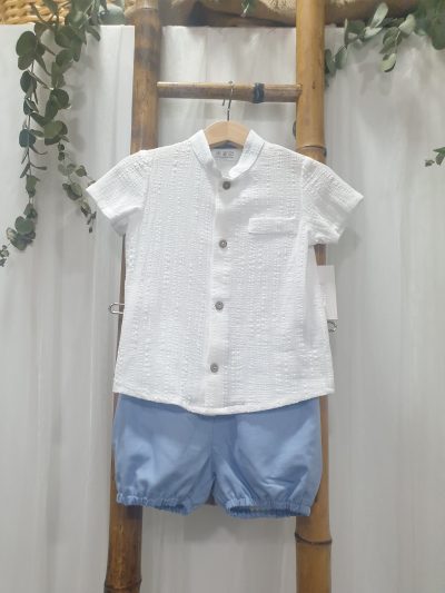 Conjunto niño dos piezas, pantalón corto bombacho azul claro más camisa blanca manga corta.