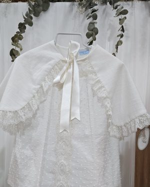 Capa para bebé de lino y encajes color crudo, ideal para completar con jesusito , vestido o pelele ceremonia.