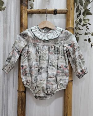 Pelele para bebé estampado marca José Varón, estampado tonos empolvados.