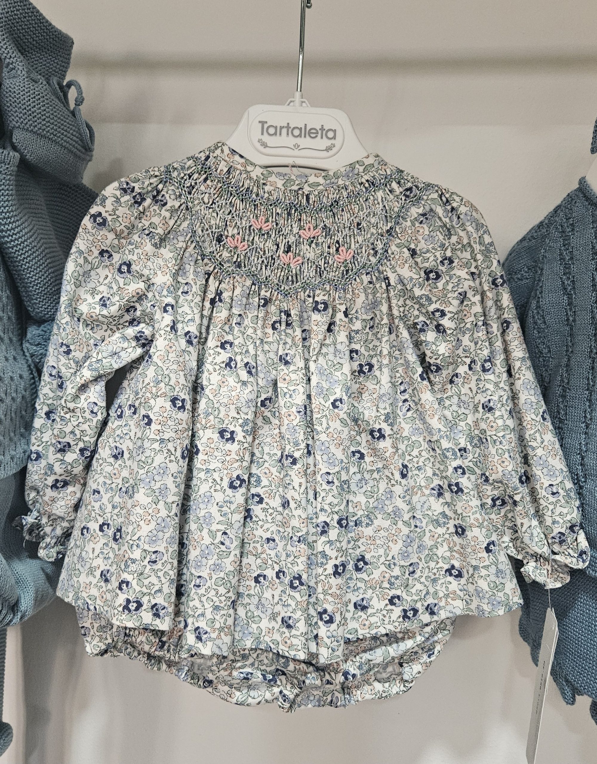 Jesusito para niña bebé bordado punto smock. Tartaleta