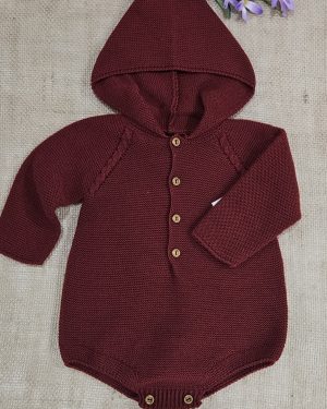 Pelele bebé con capucha incorporada punto bobo burdeos. Sigar
