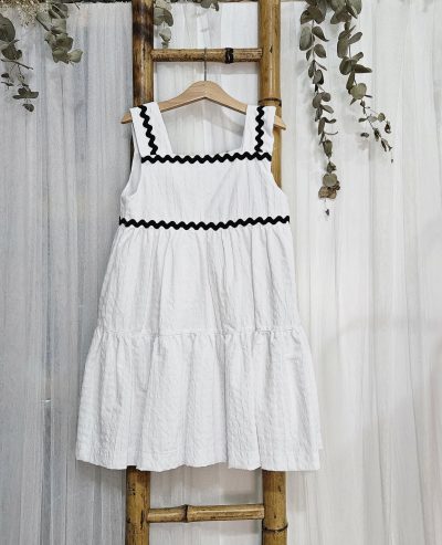 Vestido para niña color blanco con adorno piquillo nego. José Varón.
