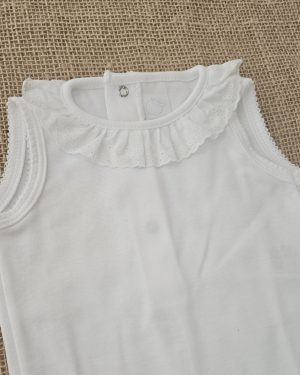 Body para bebé blanco sin mangas con cuello tira bordada al tono. Laranghina