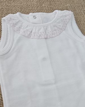 Body sin mangas para bebé cuello tira bordada rosa.
