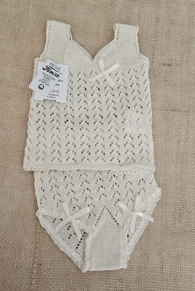 Conjunto dos piezas hilo calado color beig.
