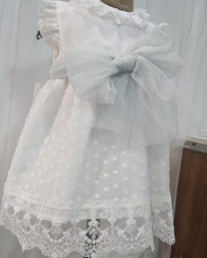 Jesusito con capota muselina topos bordado crudo para ceremonia y bautizos.