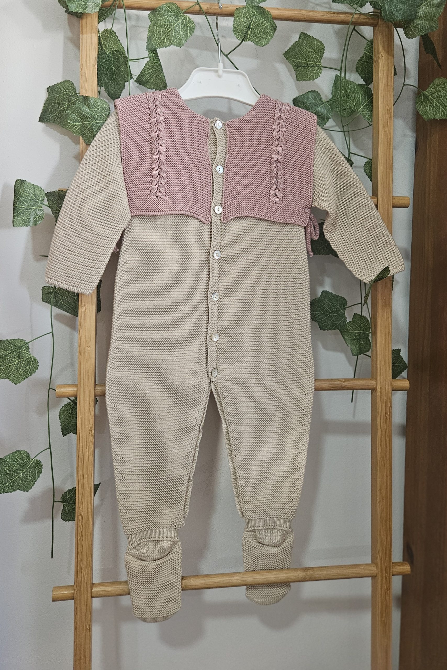 A Pelele enterizo punto cuello babero rosa Sigar R091351 Beig - Imagen 3