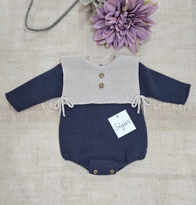 Pelele punto bobo con pecherin tono beig. Sigar. Invierno 2025