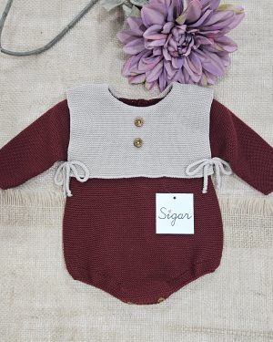 Pelele punto para bebé marca Sigar pecherin burdeos beig. Invierno 2025
