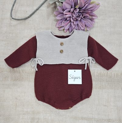 Pelele punto para bebé marca Sigar pecherin burdeos beig. Invierno 2025