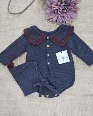 Pelele punto para bebé invierno 2025 Sigar cuello ribete carbon burdeos.