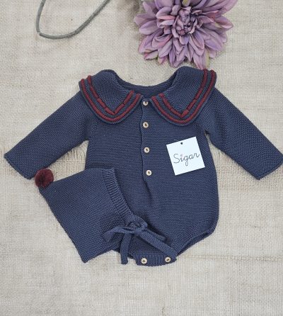 Pelele punto para bebé invierno 2025 Sigar cuello ribete carbon burdeos.