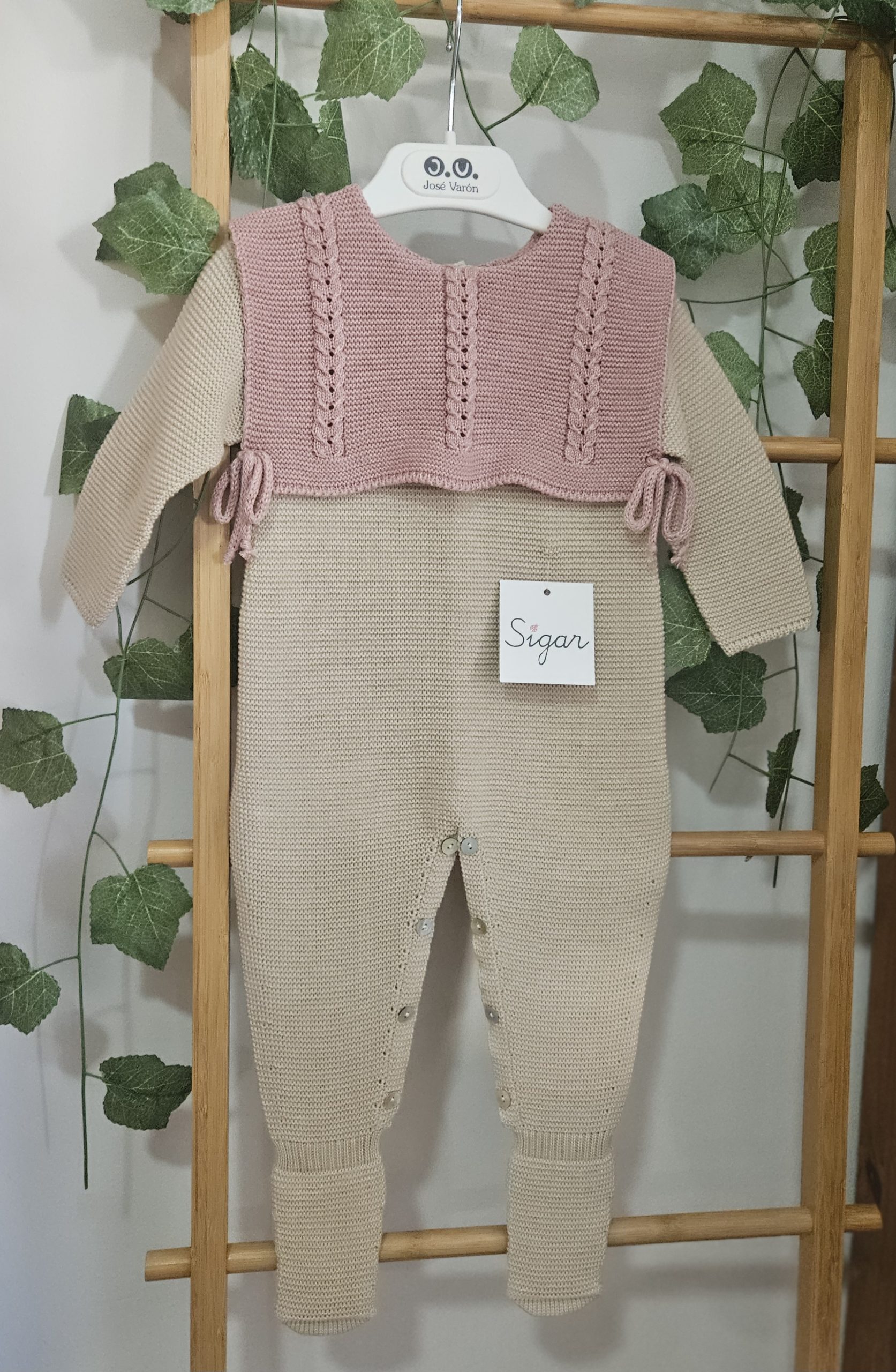 A Pelele enterizo punto cuello babero rosa Sigar R091351 Beig