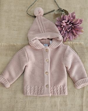 Chaqueta punto con capucha borlón rosado. Sardón
