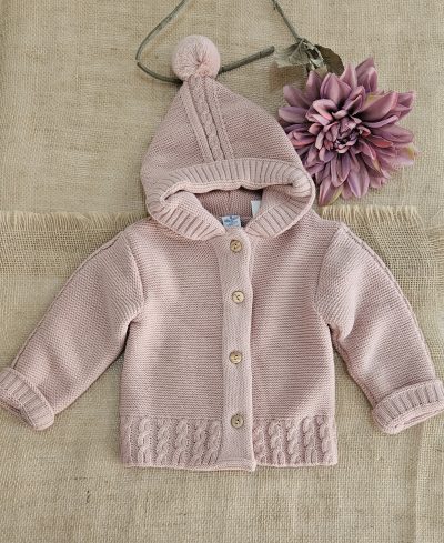 Chaqueta punto con capucha borlón rosado. Sardón