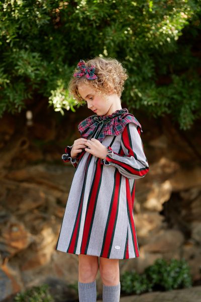 Vestido para niña José Varón rayas y estampado escocés colección Invierno 2025.