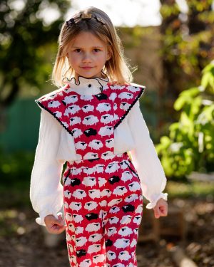 Peto largo para niña estampado ovejas rojo y negro. José Varón Invierno 2025