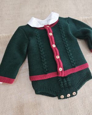Conjunto punto tres piezas, pelele, blusa y chaqueta verde combinado con granate. Sardón