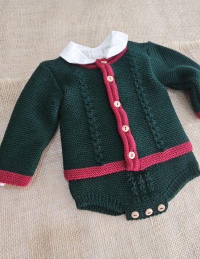 Conjunto punto tres piezas, pelele, blusa y chaqueta verde combinado con granate. Sardón
