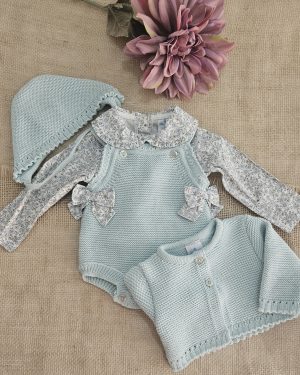 Conjunto punto cuatro piezas verde menta, peto con capota y chaqueta a juego con blusa estampada. Sardón