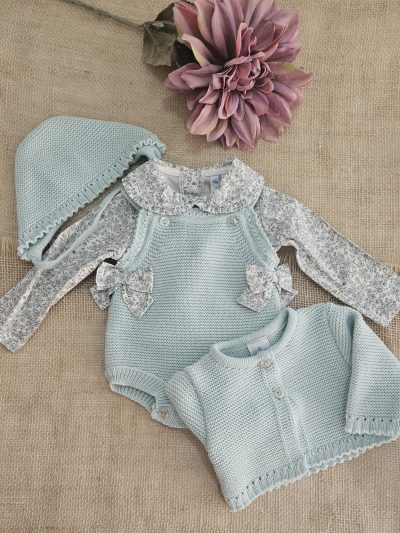 Conjunto punto cuatro piezas verde menta, peto con capota y chaqueta a juego con blusa estampada. Sardón