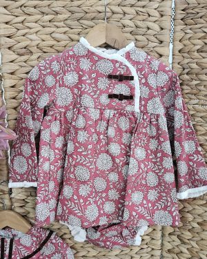 Jesusito para niña dos piezas estampado burdeos y gris. Popys