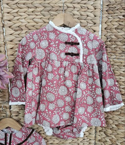 Jesusito para niña dos piezas estampado burdeos y gris. Popys