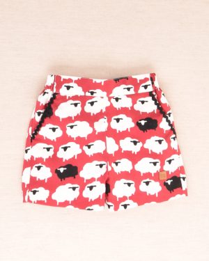 Pantalón corto para niño estampado ovejitas negra, rojo y blanco. José Varón