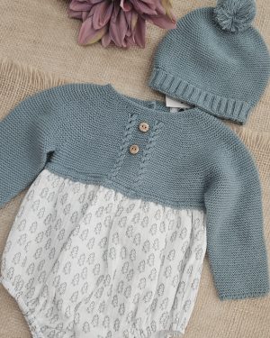 Pelele combinado punto y tela estampada arbolitos con gorrito a juego verde. Popys