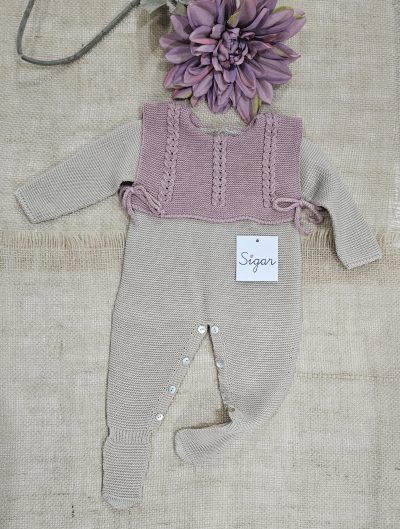 Pelele punto para bebé enterizo color beig baberon rosa. Sigar