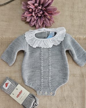 Pelele punto para bebé color gris cuello puntillas blanco. Sardón