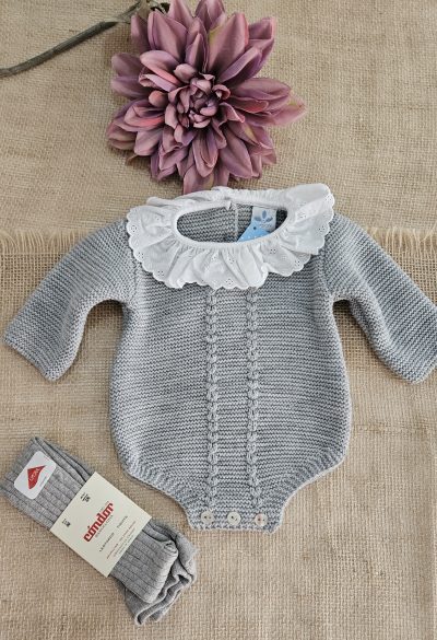 Pelele punto para bebé color gris cuello puntillas blanco. Sardón