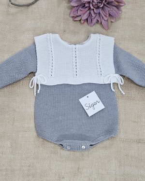 Pelele punto para bebé color gris pecherin blanco. Sigar. Invierno 2025
