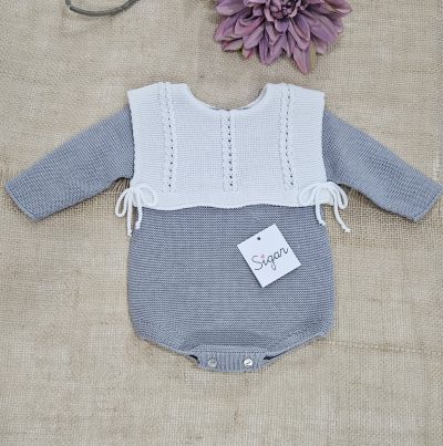 Pelele punto para bebé color gris pecherin blanco. Sigar. Invierno 2025