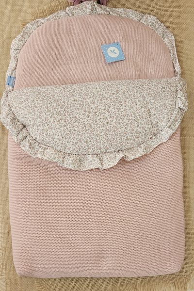Saco para capazo bebé tejido punto y tela liberty rosado. Sardón