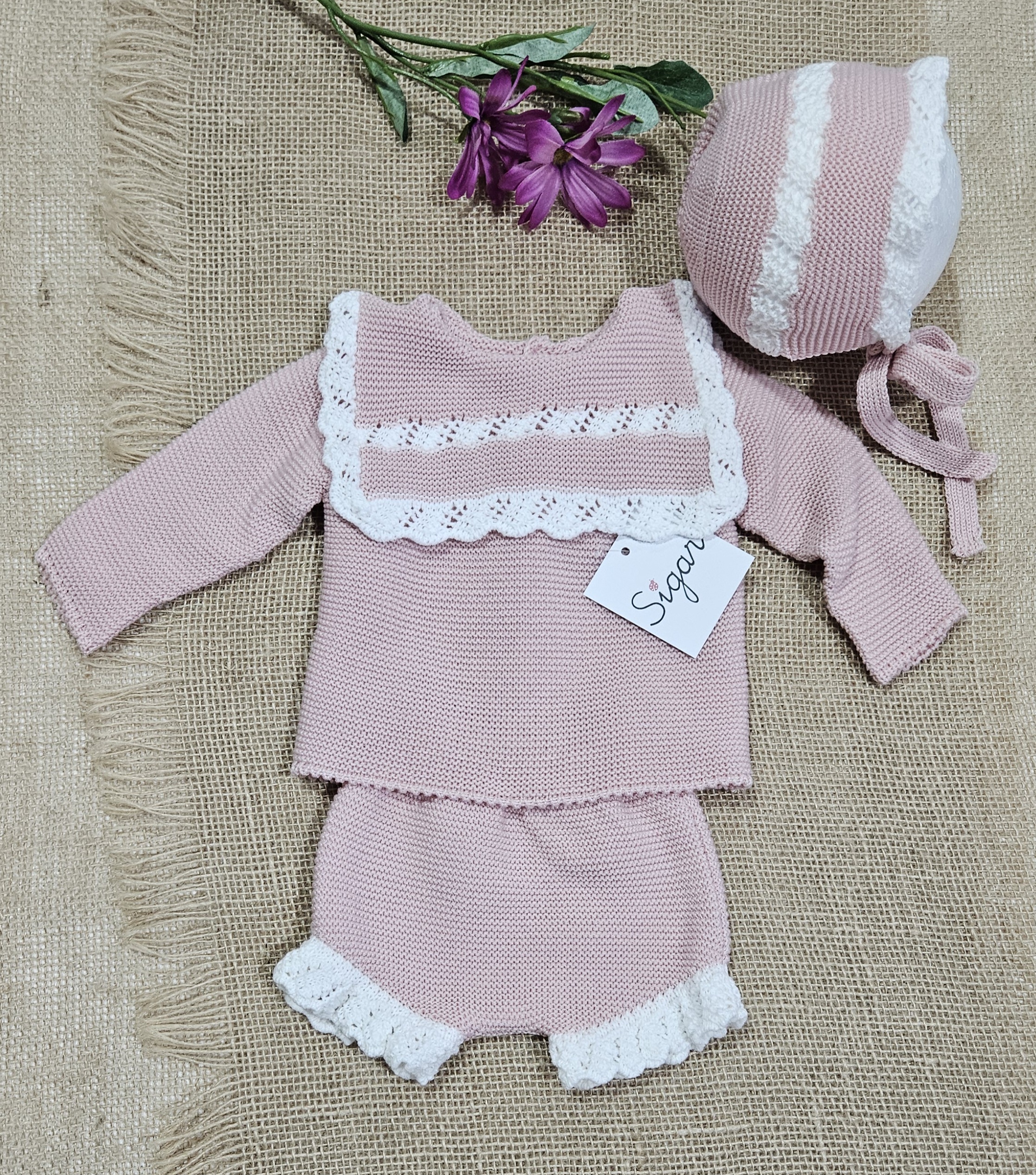 Conjunto punto para bebé dos piezas rosa y blanco. Sigar.